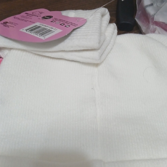 Hello Kitty Pink Bow White Kids Hat and Gloves - Picture 4 of 4